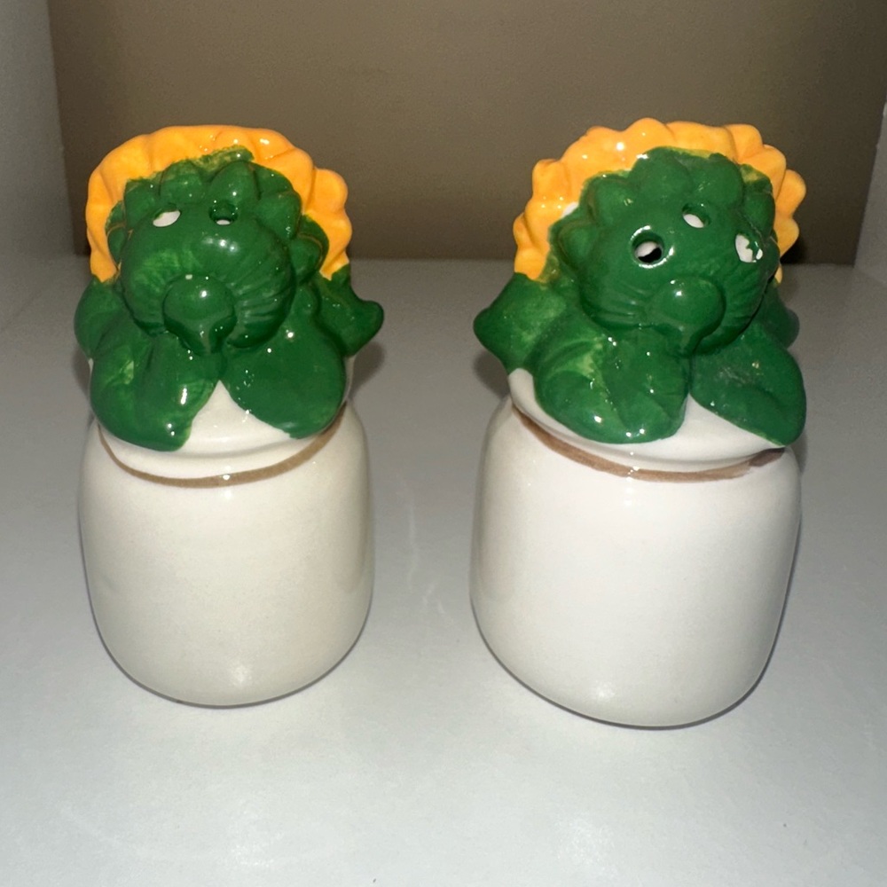 Potted Sunflowers Ceramic Salt & Pepper Shakers - NIP - Picture 3 of 5